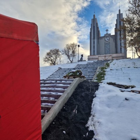 Stallarnir og Akureyrarkirkju ber við himin